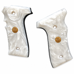 Cachas personalizables en nácar blanco con emblema dorado — diseño a tu gusto para cualquier pistola