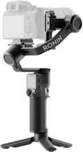 DJI RS 3 Mini – Vista frontal con cámara mirrorless montada sobre trípode mini