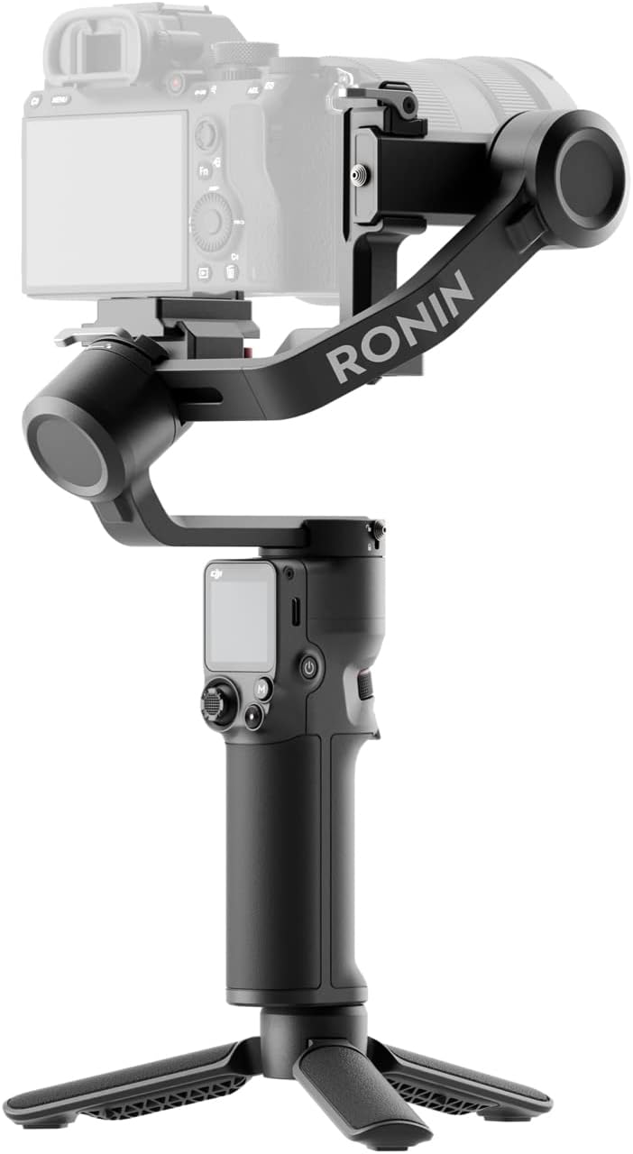 DJI RS 3 Mini – Vista frontal con cámara mirrorless montada sobre trípode mini